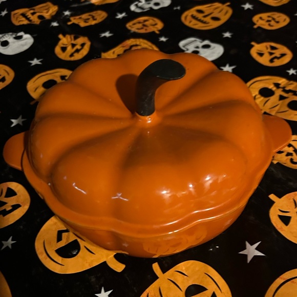 Cast Iron Enameled Pumpkin Pot with Lid - Picture 2 of 5